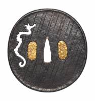 鍔　銘　加州住明珍紀宗久(花押)　雨龍透鍔　(TU-010326)-2