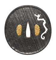 鍔　銘　加州住明珍紀宗久(花押)　雨龍透鍔　(TU-030326)-1