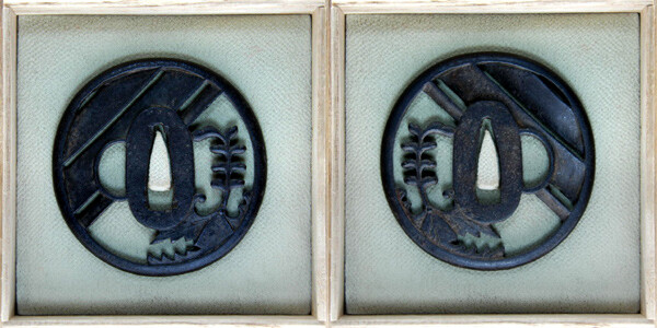 桐花に三引き図鍔 無銘 土佐明珍 鉄地 刀苑社鑑定書