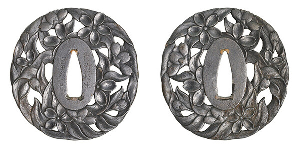 鍔 銘 長州萩住岡田政富作 桜花透鍔 保存刀装具鑑定書