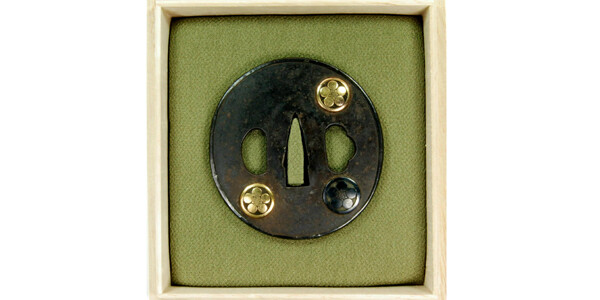 鍔 無銘 鉄地 家紋散 赤銅耳覆輪